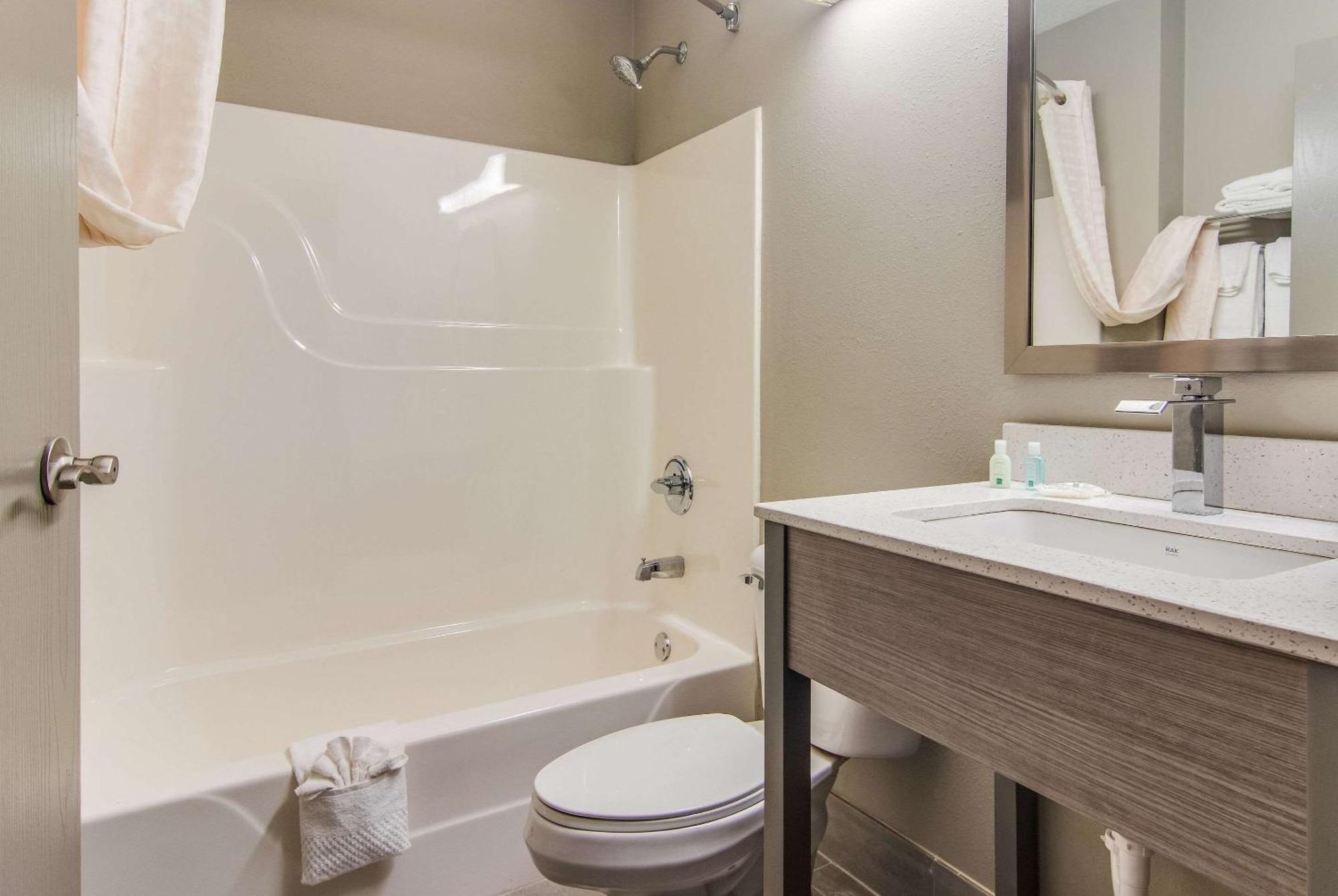 Quality Inn & Suites Grove City-Outlet Mall Esterno foto